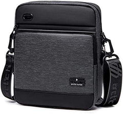 حقيبة الكتف الرجالية K0088L Arctic Hunter هي خيار مثالي للرجال الباحثين عن الأناقة والعملية في آن واحد. تتميز هذه الحقيبة بتصميم عصري ومناسب للاستخدام اليومي في المكتب، العمل، المدرسة، أو الأنشطة الخارجية. - Sooqja سوقجة