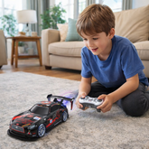 تصميم رياضي جذاب بجسم أسود وخطوط حمراء
وحدة بالتحكم لاسلكية مريحة
ميزة رذاذ تُحاكي الدخان عند إضافة الماء لتجربة ديناميكية
تعمل ببطارية ليثيوم قابلة لإعادة الشحن بسعة 500 ملي أمبير
مناسب للأطفال من عمر 8 سنوات وما فوق