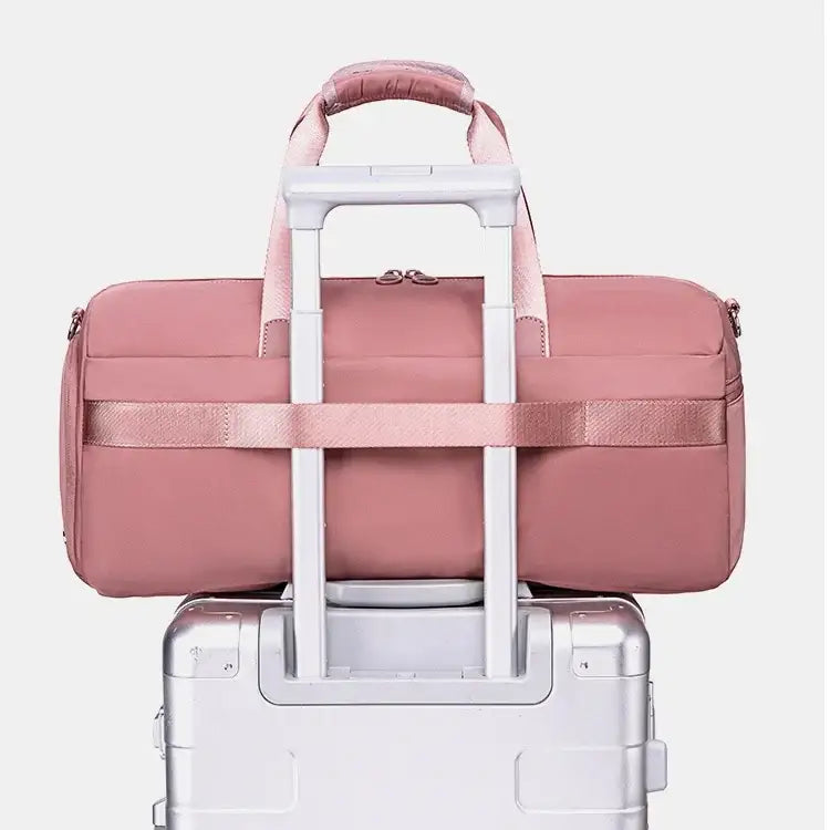 حقيبة هاند باج رياضية فاخرة مقاومة للماء مع حجرة للأحذية وحمالات كتف قابلة للفصل من Chantria رمزCB00777/Chantria Luxury Water Resistant Sports Handbag with Shoe Compartment and Detachable Shoulder Straps CB00777 - Sooqja سوقجة