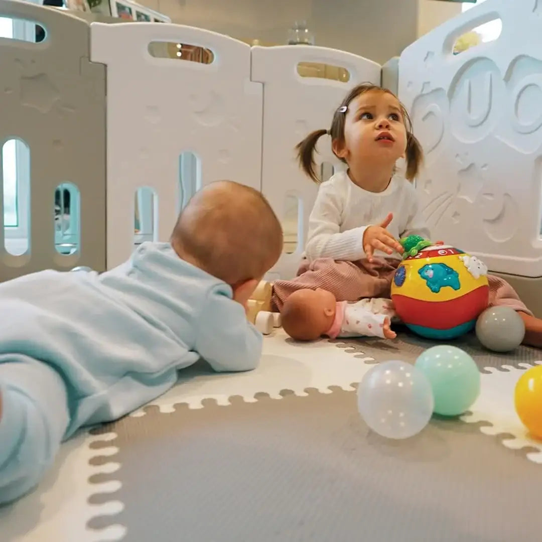 حاجز أطفال متعدد الاستخدامات من Venture – موديل All Star Duo باللون الرمادي، مع حصائر لعب وكرات لعب - Sooqja سوقجة