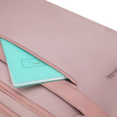 حقيبة الظهر Chantria CB00617 هي حقيبة أنيقة ومتعددة الاستخدامات، مصممة خصيصًا لتلبية احتياجات النساء في العمل، الدراسة، والسفر/The Chantria CB00617 backpack is a stylish and versatile bag, specially designed to meet the needs of women at work, study, and