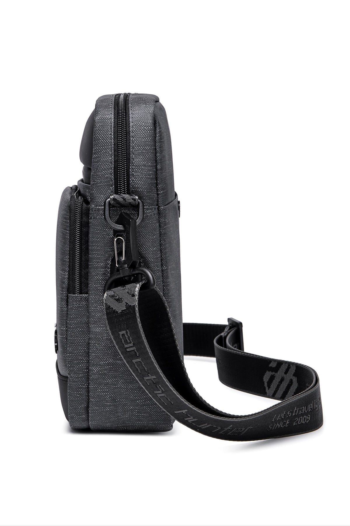 حقيبة كتف Arctic Hunter K0088L السوداء من الجانب مع حزام الكتف