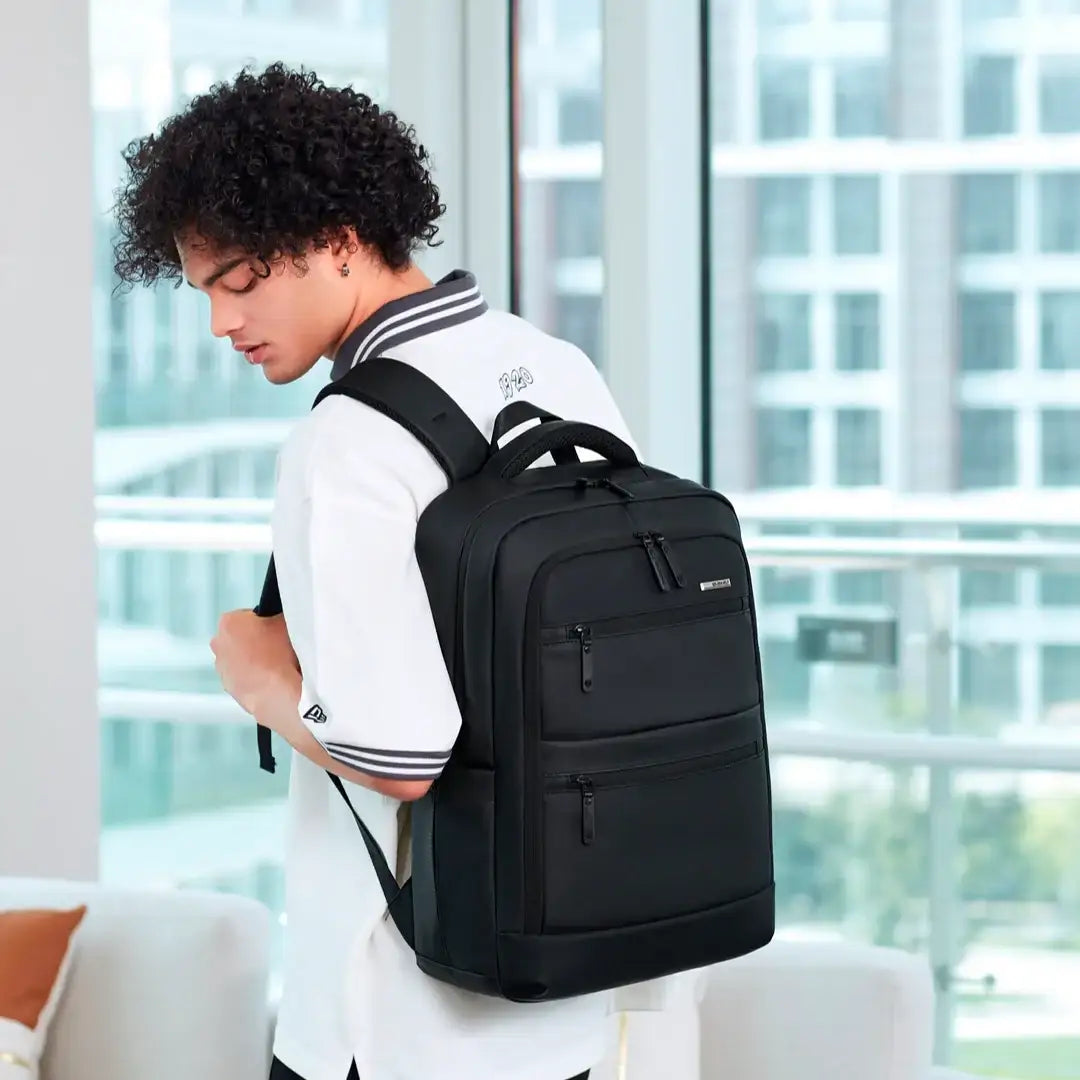 حقيبة ظهر Arctic Hunter GB00707 مقاومة للماء ومضادة للسرقة لأجهزة الكمبيوتر المحمولة مزودة بمنفذ شحن USB
 /Arctic Hunter GB00707 Water-Resistant Anti-Theft Laptop Backpack with USB Charging Port - Sooqja سوقجة