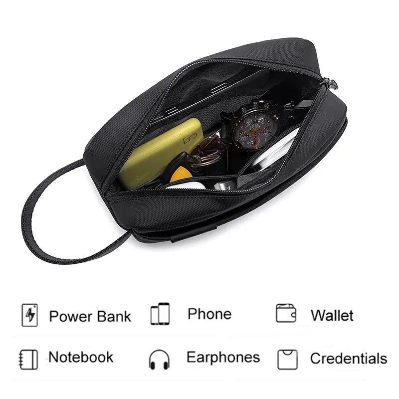 حقيبة Arctic Hunter K00580 مفتوحة مع توضيح ترتيب الأغراض
