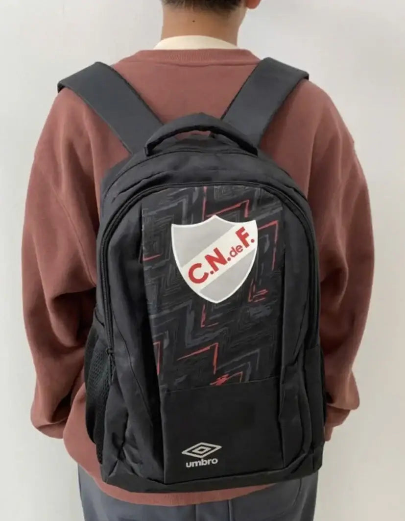 حقيبة الظهر باللون الأسود بشعار "C.N. de F." من علامة Umbro
