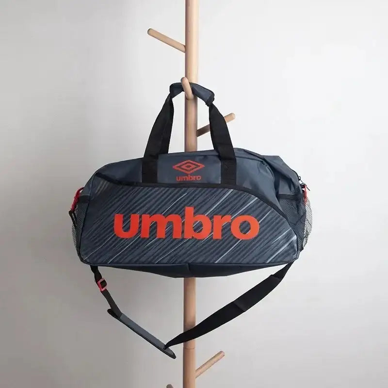 حقيبة رياضية Umbro – تصميم أنيق لأداء مثالي