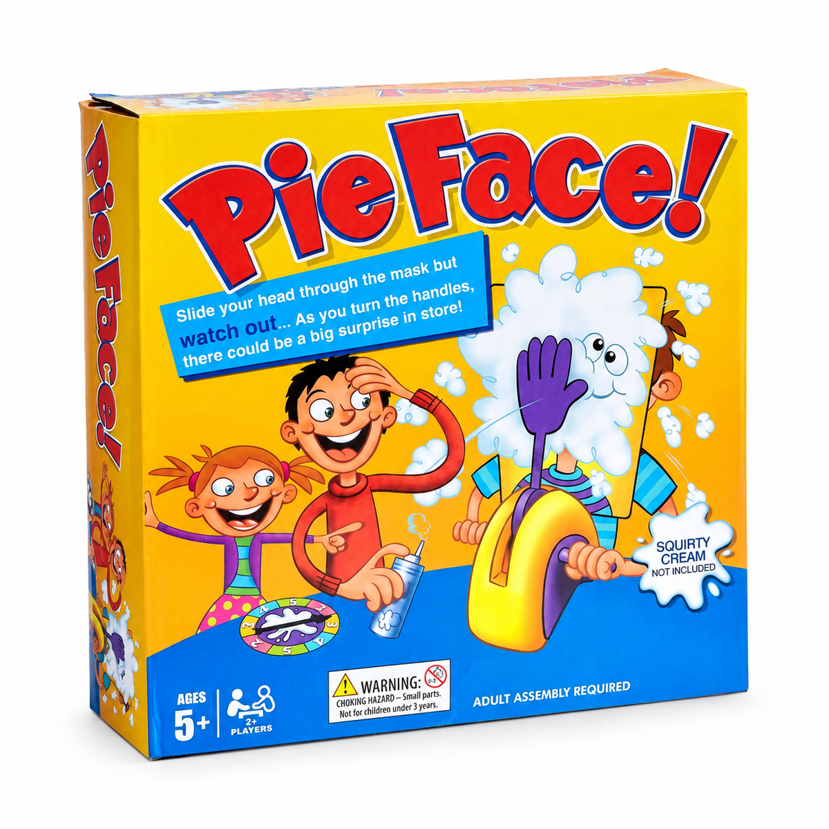 لعبة Pie Face - كريمة الوجه على خلفية بيضاء بإضاءة واضحة وظل طبيعي خفيف