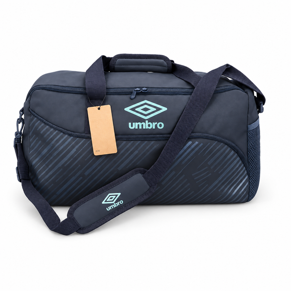 حقيبة رياضية Umbro – تصميم أنيق لأداء مثالي على خلفية بيضاء بإضاءة واضحة وظل طبيعي خفيف